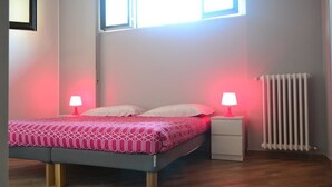 Escritorio, wifi gratis y ropa de cama