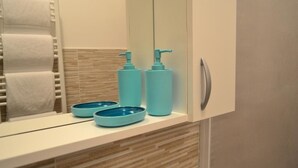 Ducha, secador de pelo, bidet, toallas