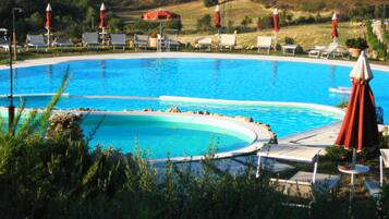 Hồ bơi ngoài trời phục vụ theo mùa, dù/ô trên bãi biển/hồ bơi