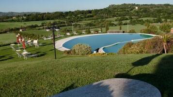 Hồ bơi ngoài trời phục vụ theo mùa, dù/ô trên bãi biển/hồ bơi