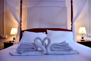 Deluxe Double Room, 1 Queen Bed, Fireplace, Mountain View - Royal Majesty Bungalow (Norwood)