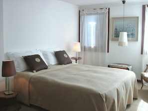 Escritorio y ropa de cama 
