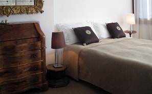 Triple Room | Desk, bed sheets