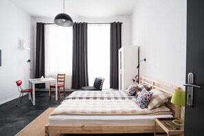 Apartment, Balkon, Stadtblick | Verdunkelungsvorhänge, Babybetten, Zustellbetten, kostenloses WLAN