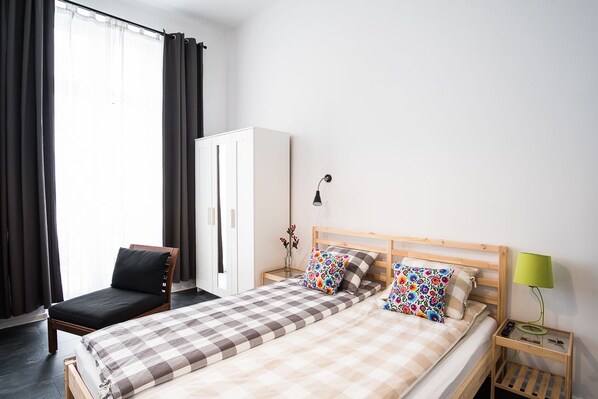 Appartement, balcon, vue sur la ville | Rideaux d’obscurcissement, lit de bébé (supplément)