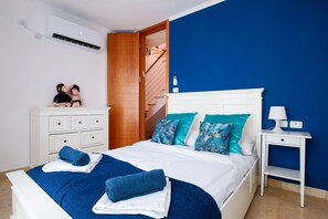 Apartment, 3 Bedrooms, Jetted Tub, Sea View | Desk, blackout curtains, iron/ironing board, cots/infant beds