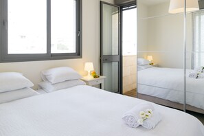 Departamento, 2 habitaciones, Terraza, vista al mar | 2 habitaciones, cortinas blackout y tabla de planchar con plancha 