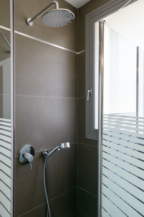 Leilighet, 2 soverom, terrasse, sjøutsikt | Dusj på badet