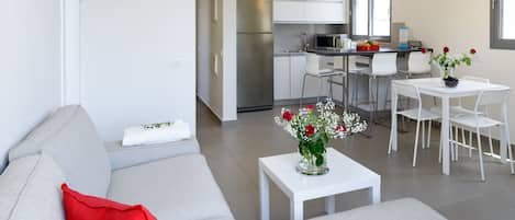 Apartment, 2 Bedrooms, Terrace, Sea View | Ruang tamu | TV Pintar, Netflix
