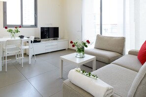 Leilighet, 2 soverom, terrasse, sjøutsikt | Oppholdsrom | Smart-TV og Netflix