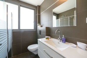 Bathroom - Beach & City Center by FeelHome (Tel Aviv)