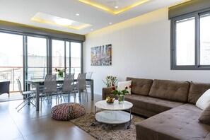 Living room - Comfort 3BR & Balcony by FeelHome (Tel Aviv)