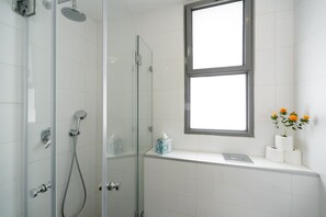 Luxe appartement, 3 slaapkamers | Badkamer met douche