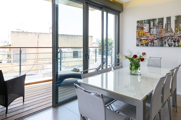 Luxury Apartment, 3 Bedrooms | In-room dining