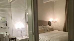 고급 침구, 오리/거위털 이불, 책상, 방음 설비