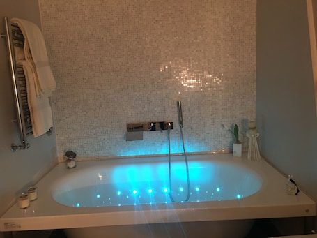 Svit Deluxe - bubbelbad - utsikt mot staden | Bubbelbad. Luxury My Home