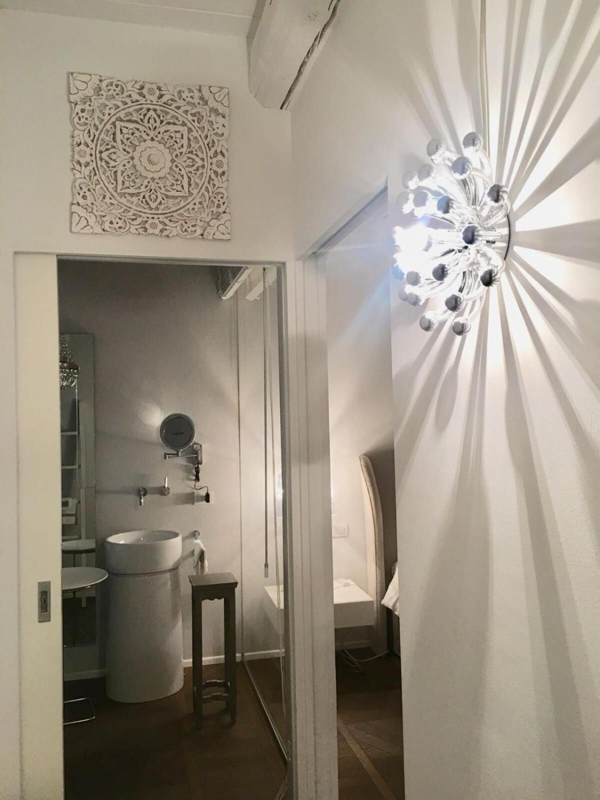 Une salle de bain moderne avec un grand miroir, un lavabo et une douche.