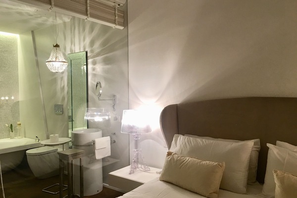 Suite Deluxe, hidromasaje, vista a la ciudad | Ropa de cama de alta calidad, edredón, escritorio y insonorización