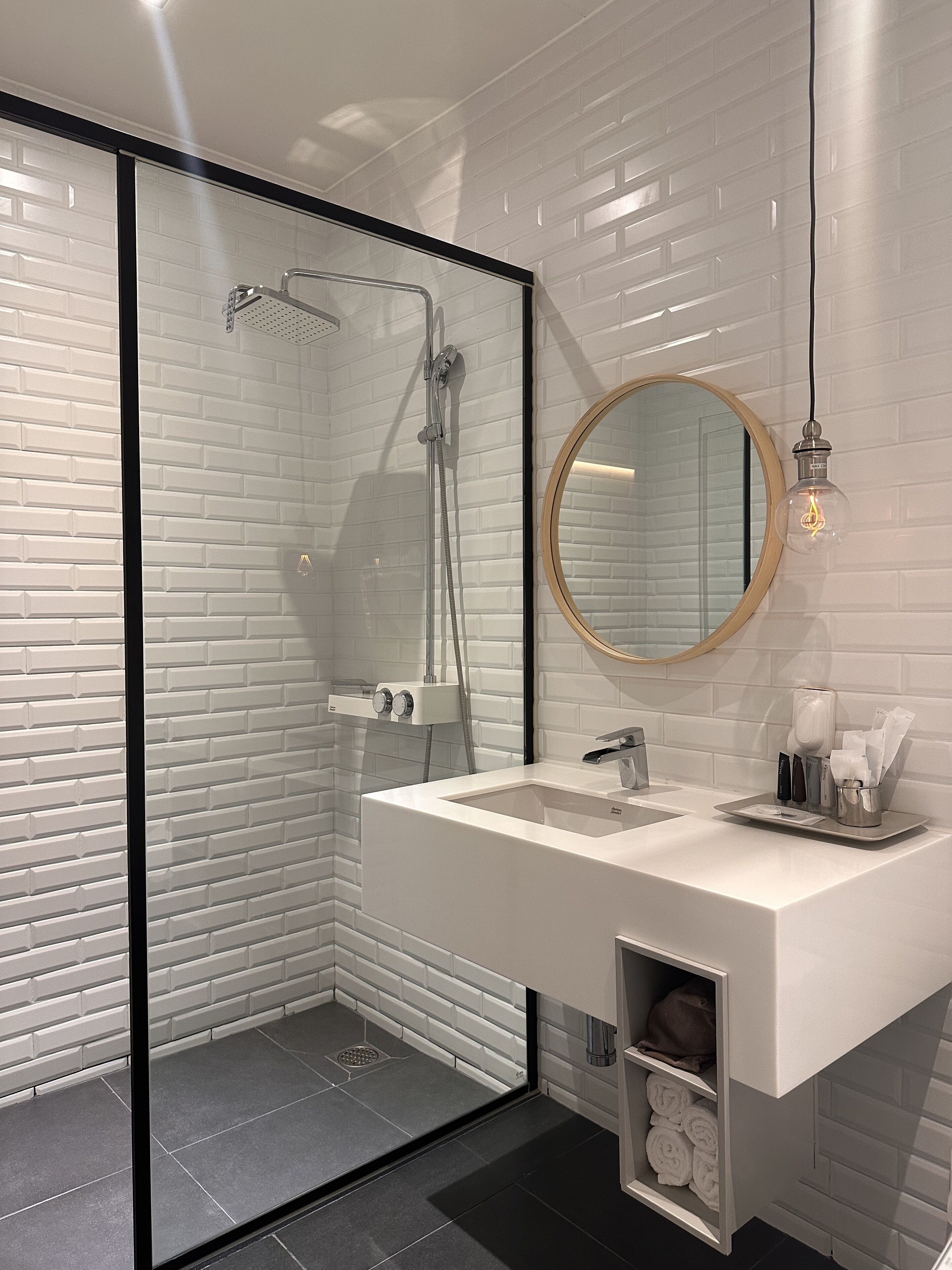 deluxe twin room, park view (no breakfast on mondays) | bathroom | free toiletries, hair dryer, bathrobes, slippers