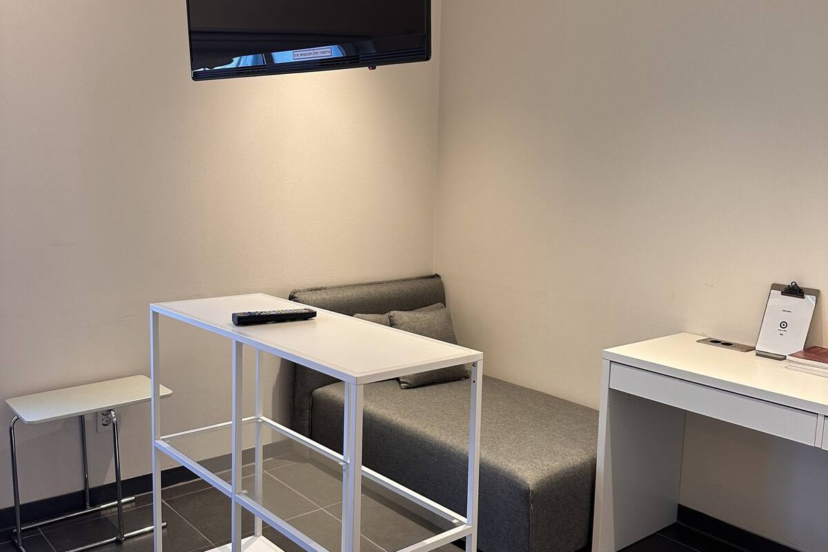 deluxe double room, park view (no breakfast on mondays) | 1 bedroom, individually decorated, individually furnished, free wifi