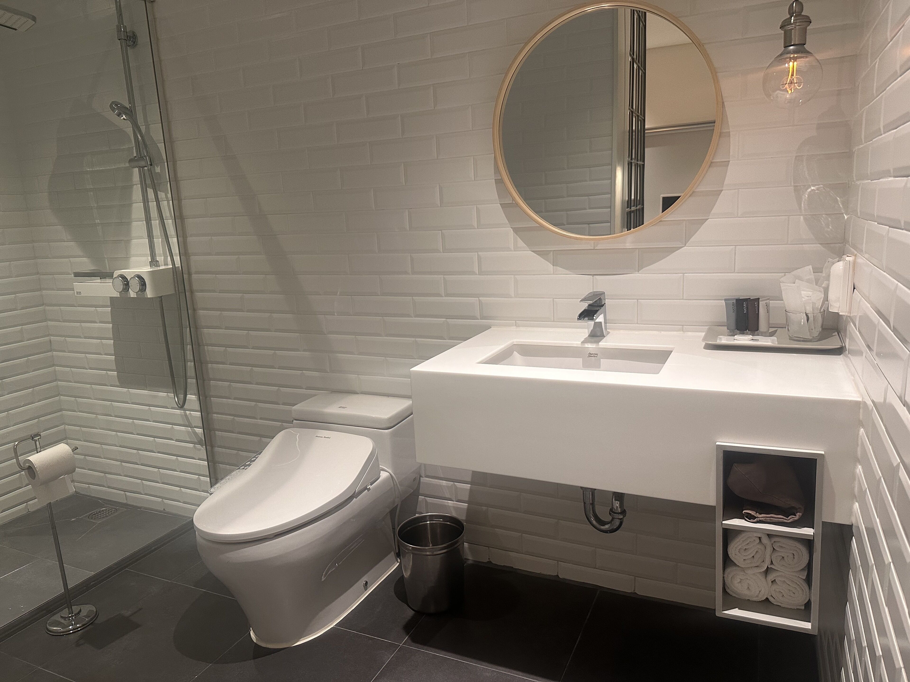 superior super king, park view (family room) (no breakfast on mondays) | bathroom | free toiletries, hair dryer, bathrobes, slippers