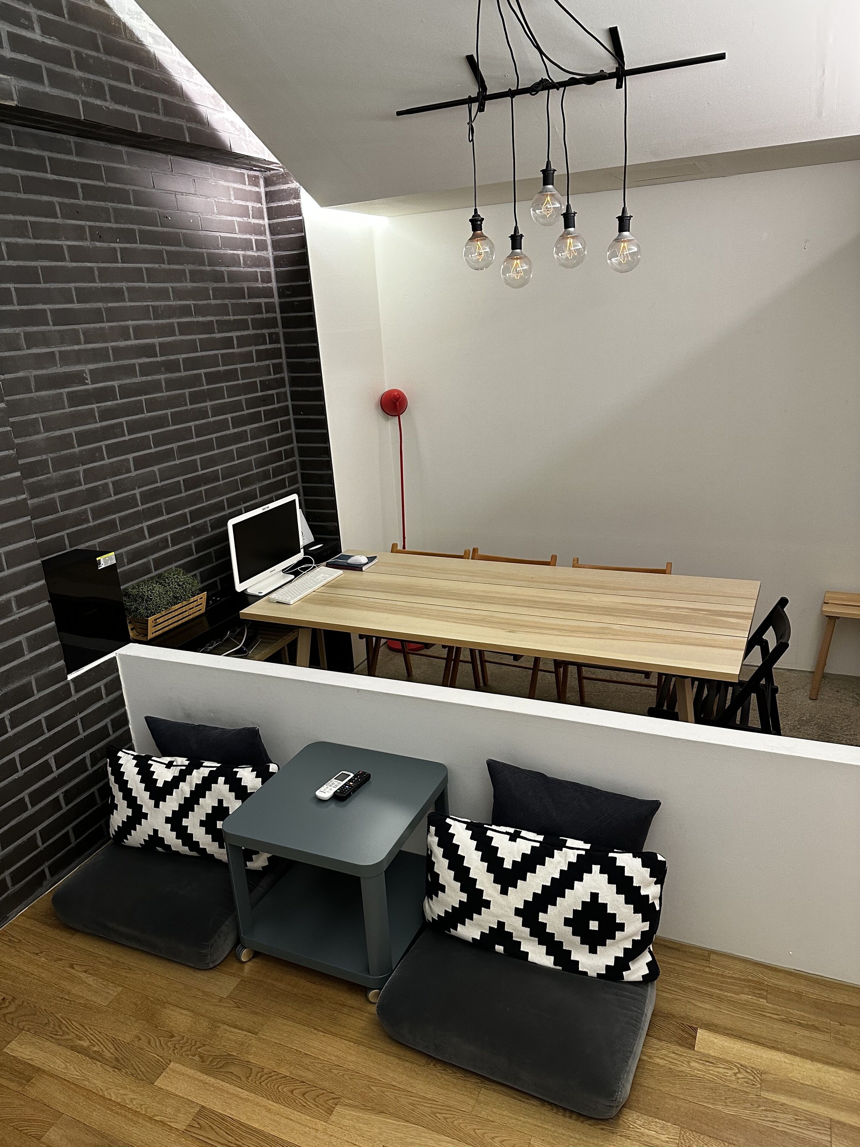 studio suite (party room) (no breakfast on mondays) | in-room dining