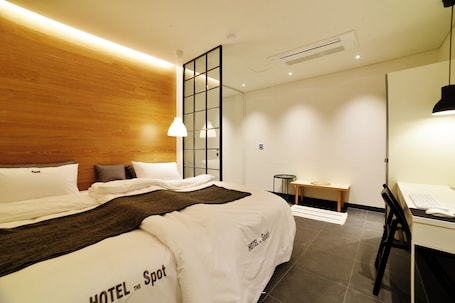 Superior Super King, Park View (Family Room) (No Breakfast on Mondays) | Individually decorated, individually furnished, free WiFi, bed sheets