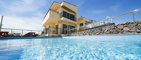 Una piscina al aire libre