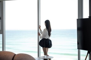 全景开间套房, 海洋景观 | 遮光窗帘、免费 WiFi