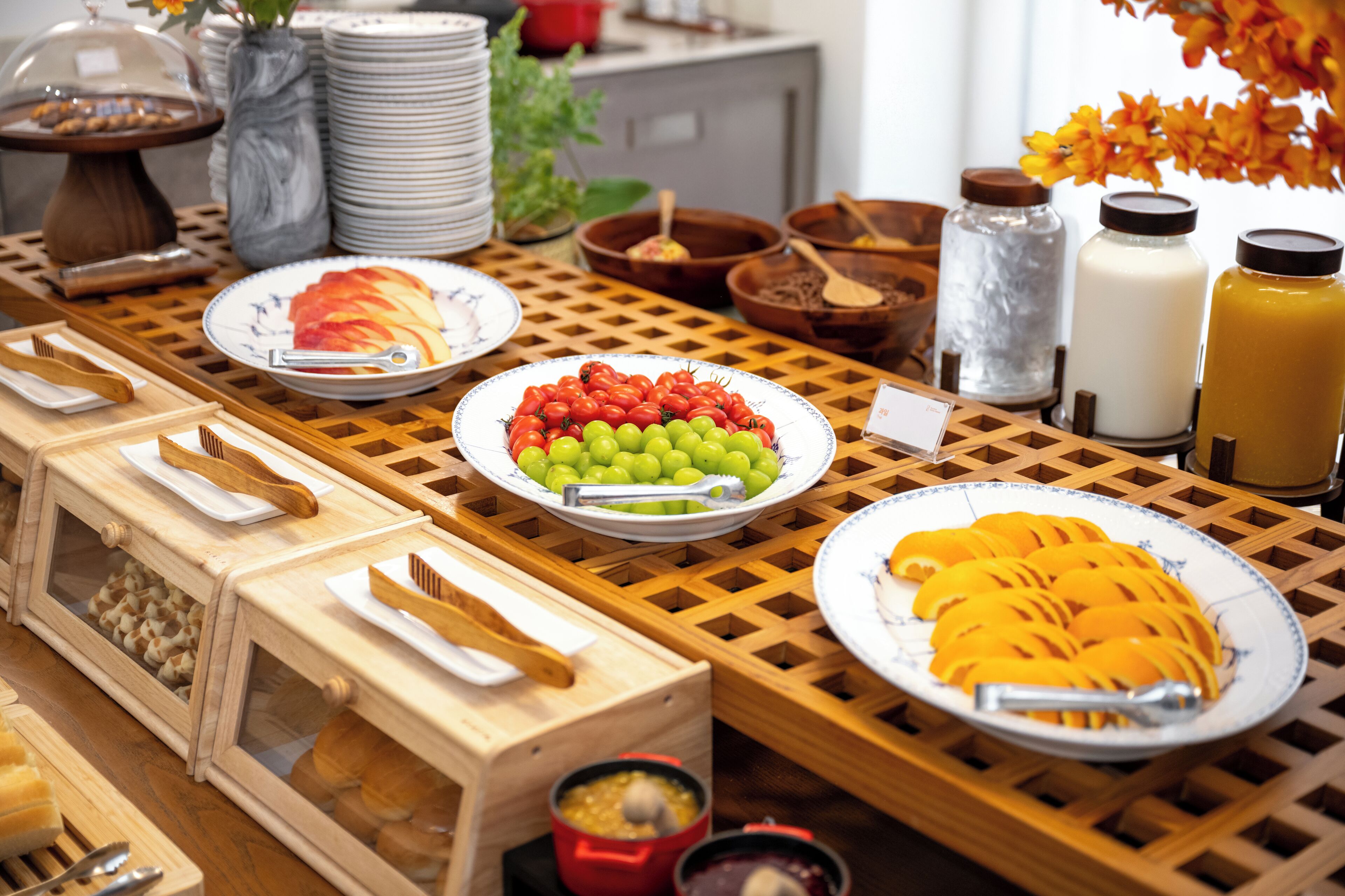 Una mesa de buffet con diferentes alimentos y utensilios.