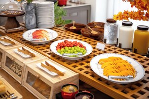 Una mesa de buffet con diferentes alimentos y utensilios.