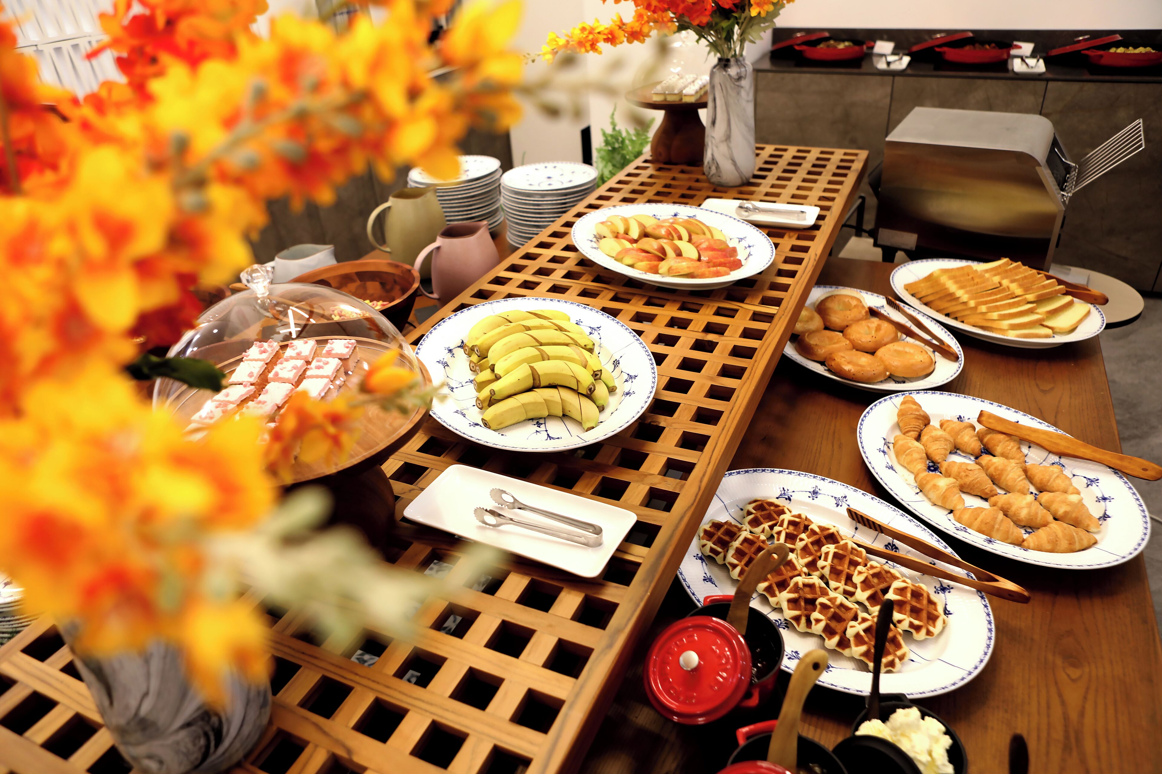 daily buffet breakfast (krw 17000 per person)