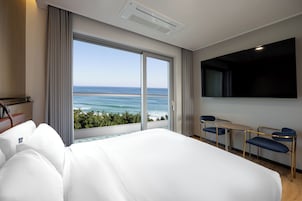 Habitación Deluxe doble, terraza, vistas al mar | Cortinas opacas y wifi gratis