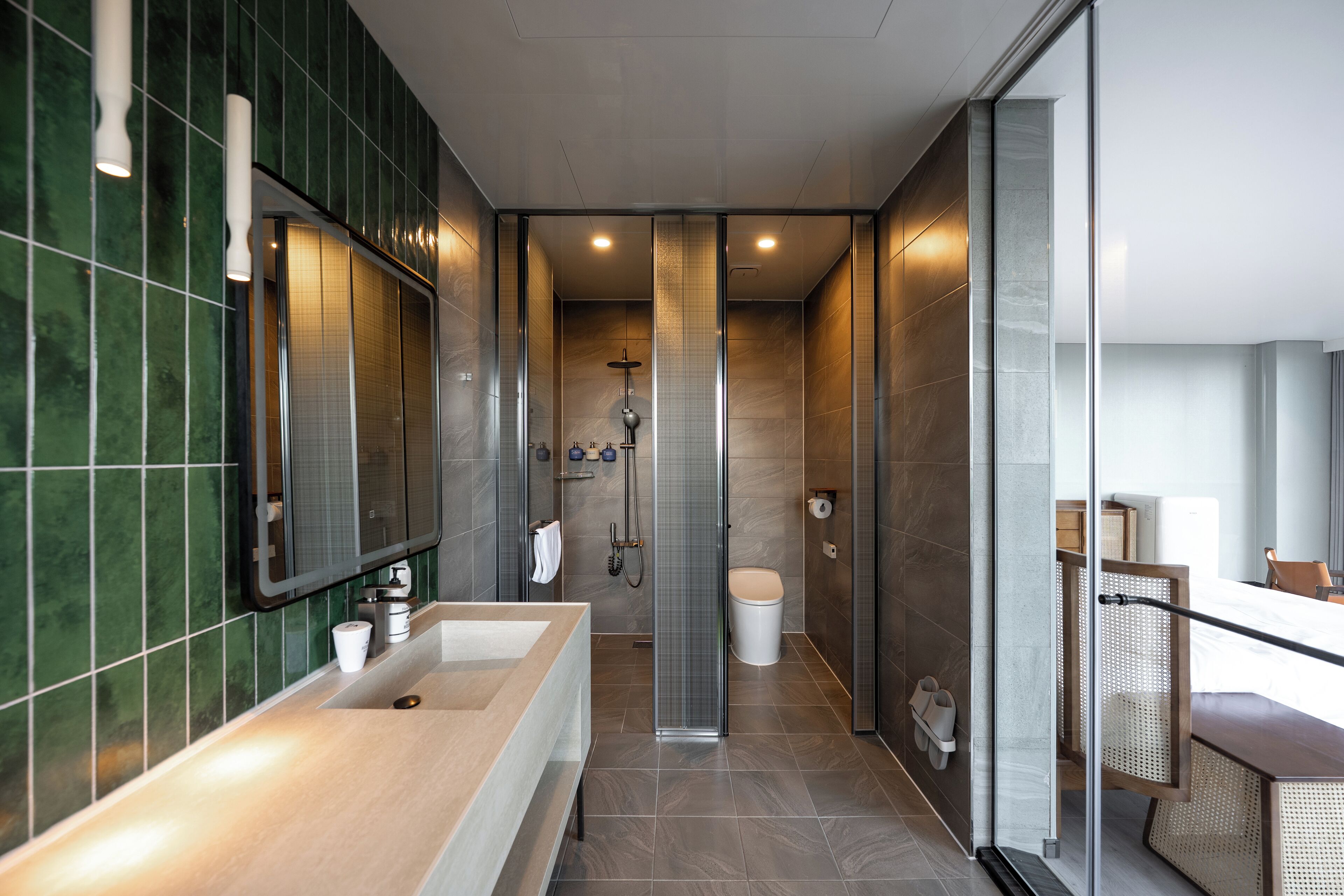 Panorama Suite Garden | Bathroom | Free toiletries, hair dryer, slippers, bidet