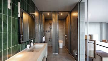 Panorama Suite Garden | Bathroom | Free toiletries, hair dryer, slippers, bidet