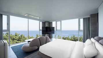 Panorama Suite Ocean | Blackout drapes, free WiFi