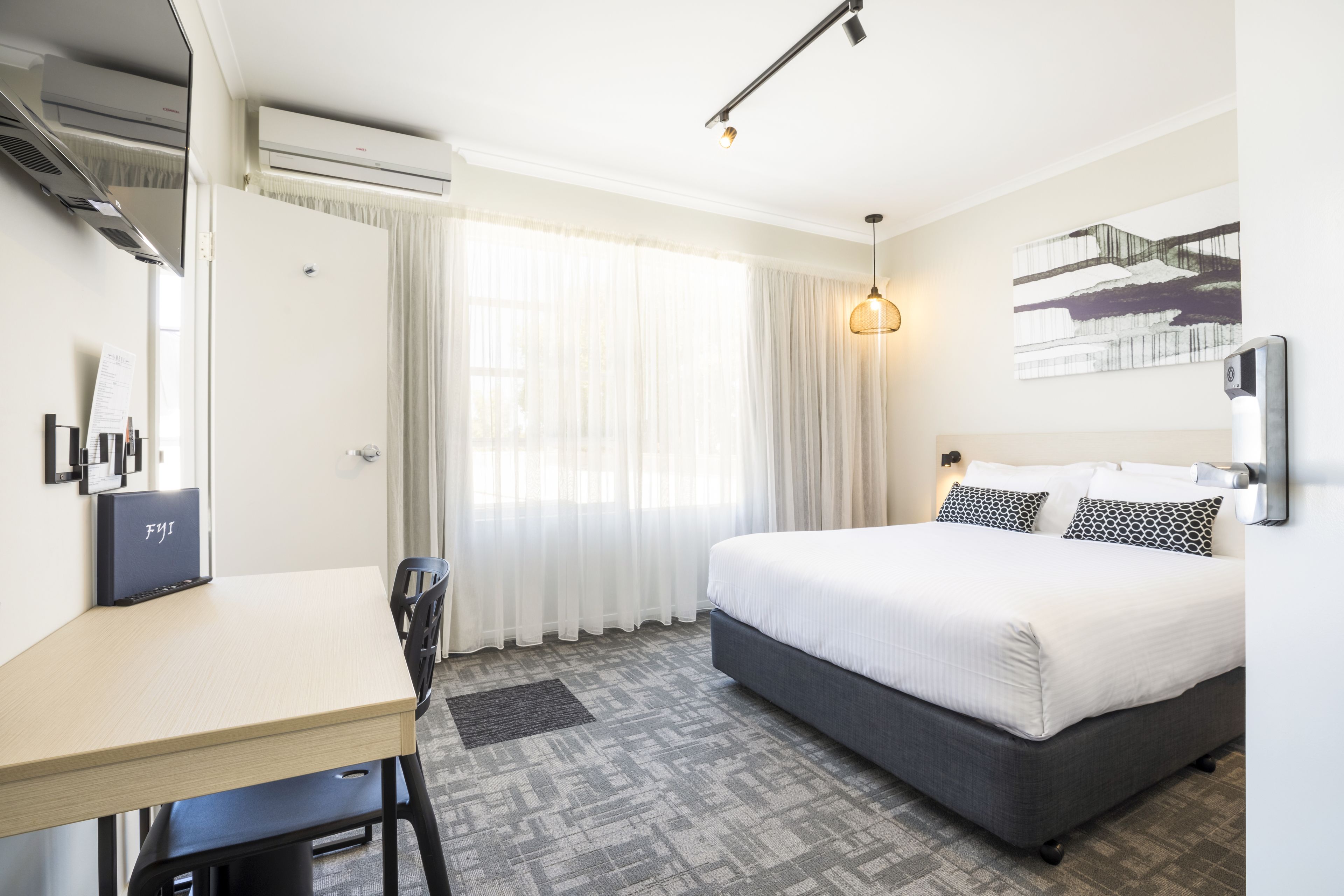 studio queen | desk, iron/ironing board, free wifi, bed sheets