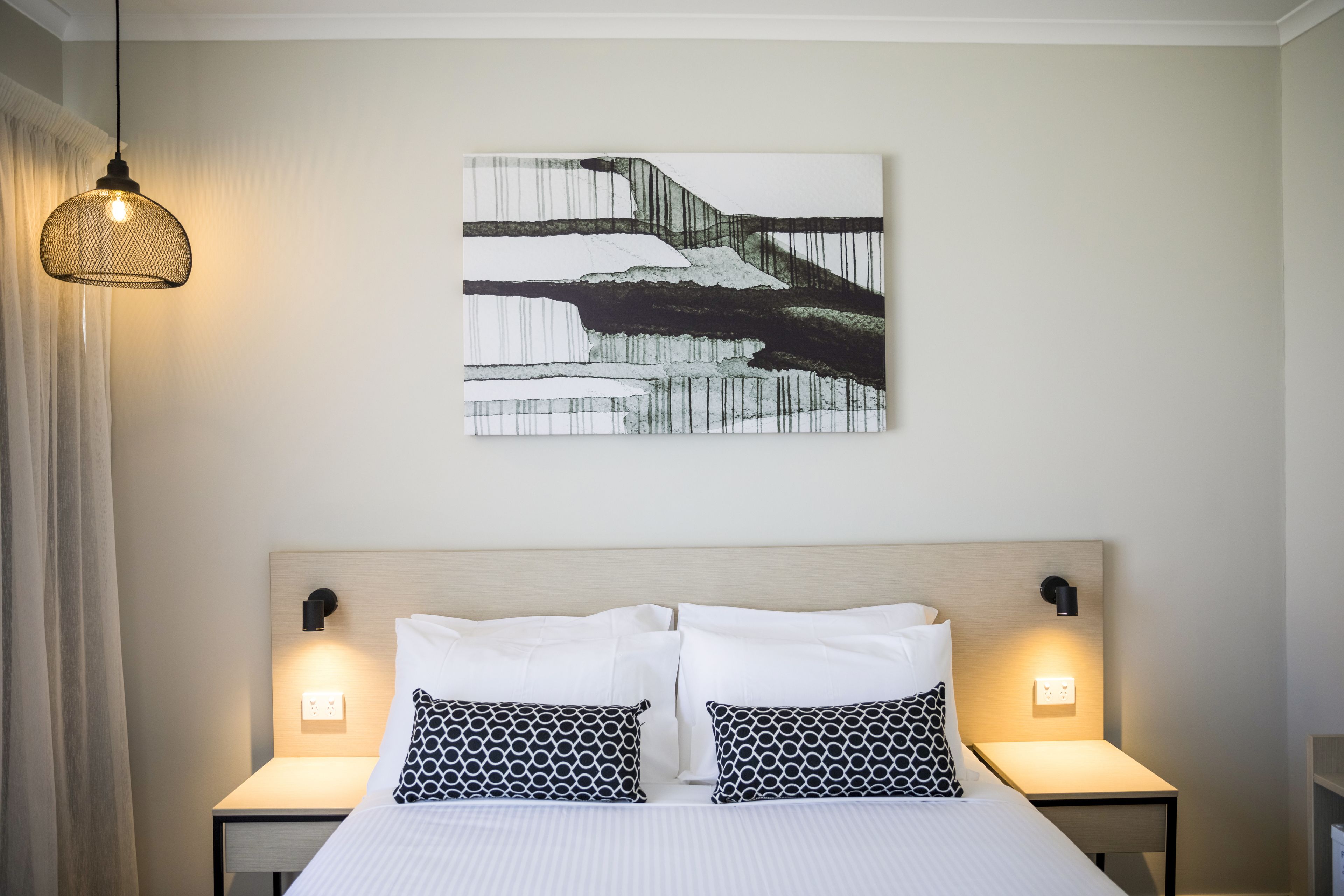 studio queen | desk, iron/ironing board, free wifi, bed sheets