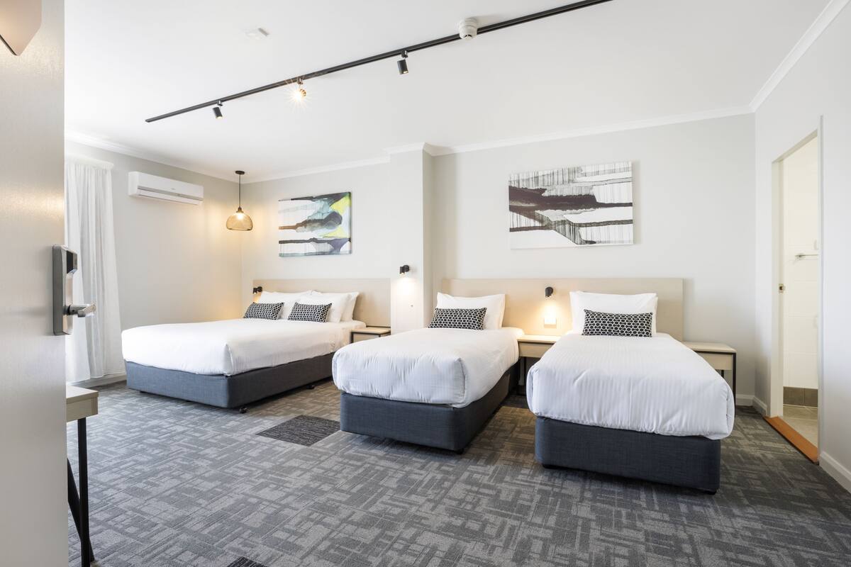 studio family  | desk, iron/ironing board, free wifi, bed sheets