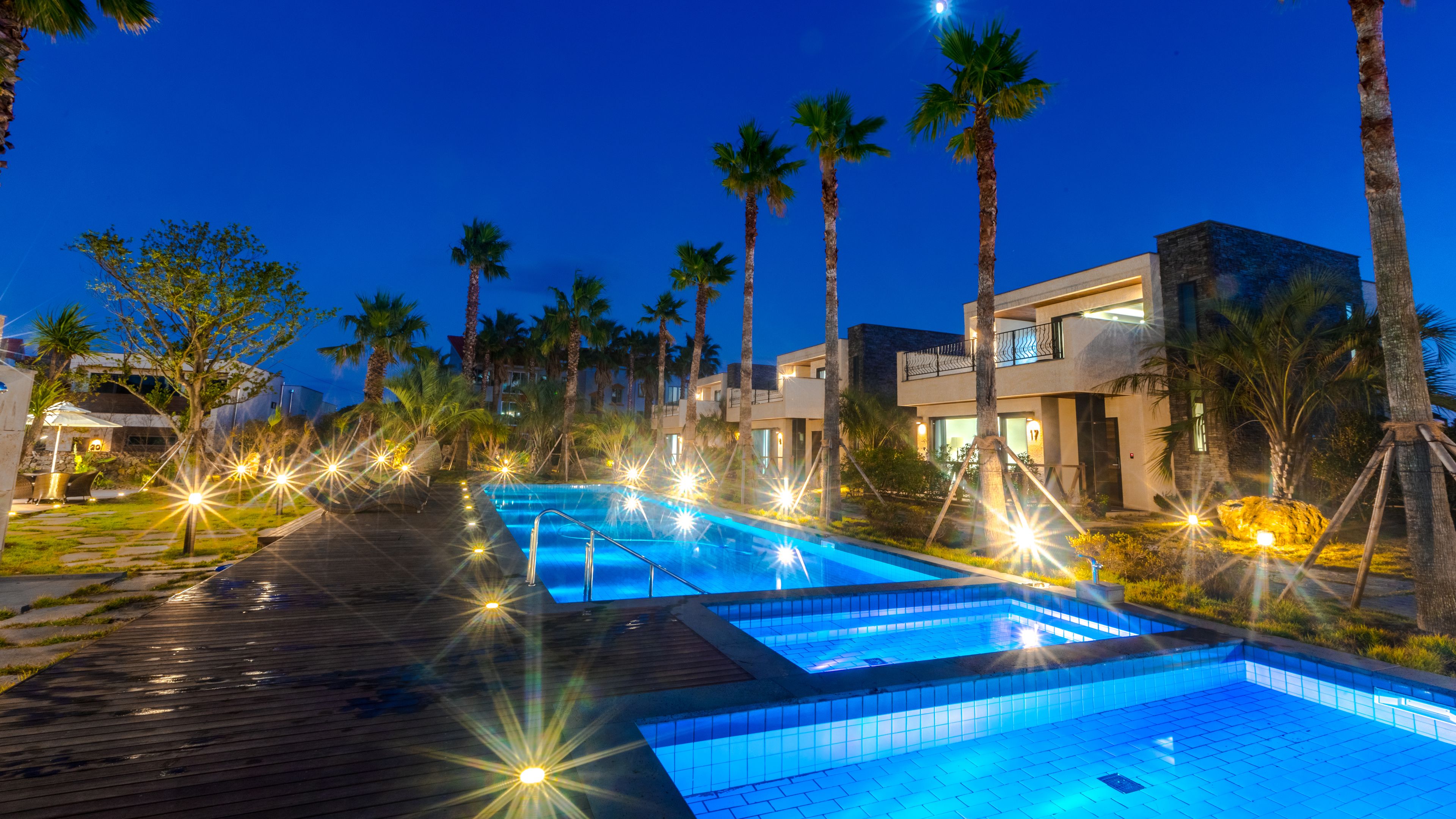 Una piscina al aire libre, sillones reclinables de piscina