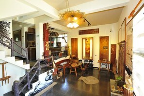 Lobby sitting area - Jilufugan B&B (Jinfeng)