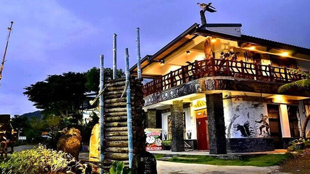 A building with a balcony and a mural on the wall. - Jilufugan B&B (Jinfeng)