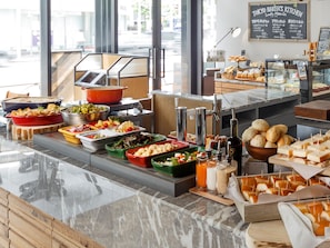 Daily buffet breakfast (JPY 1540 per person)