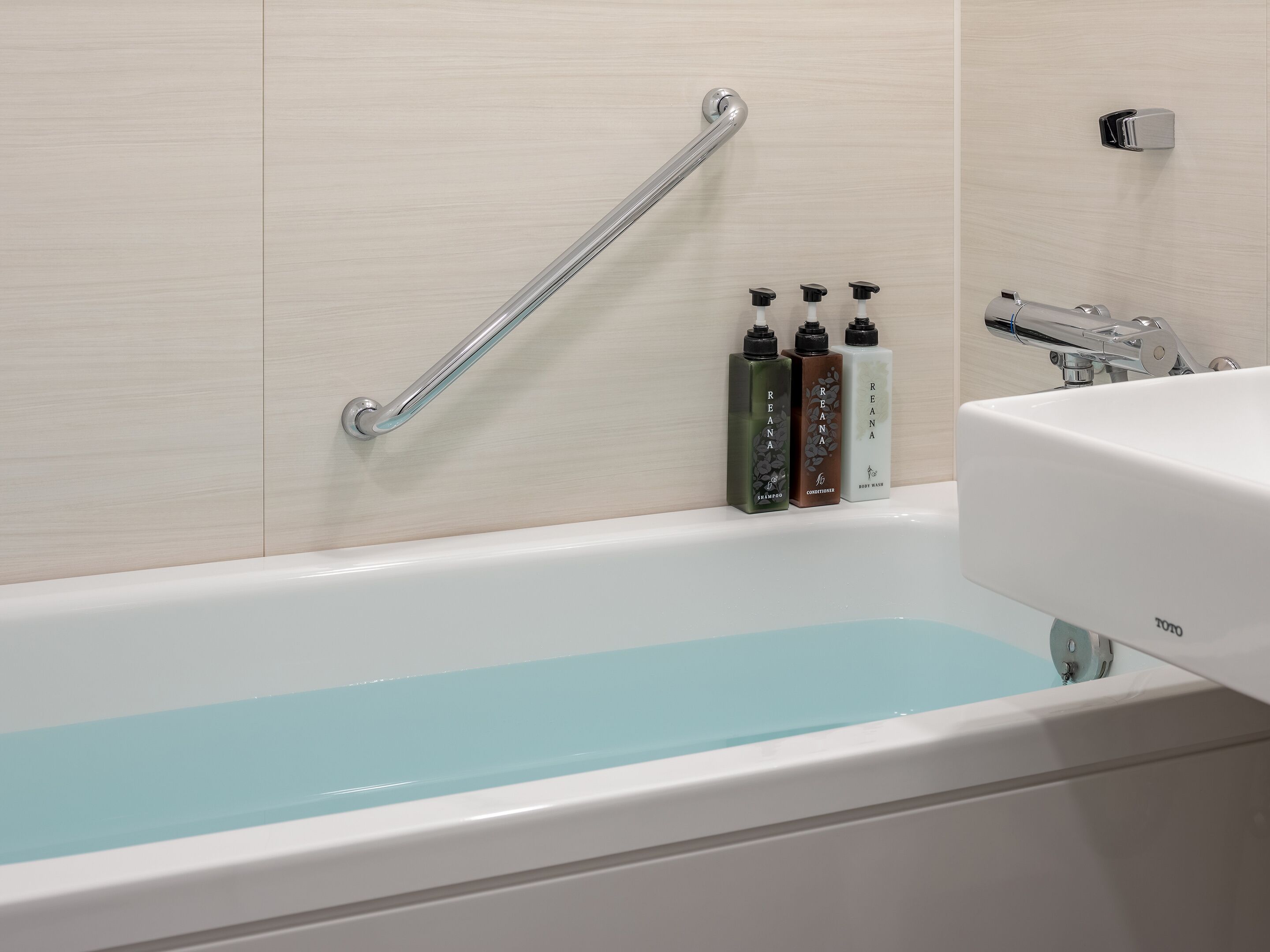 combined shower/bathtub, free toiletries, hair dryer, slippers