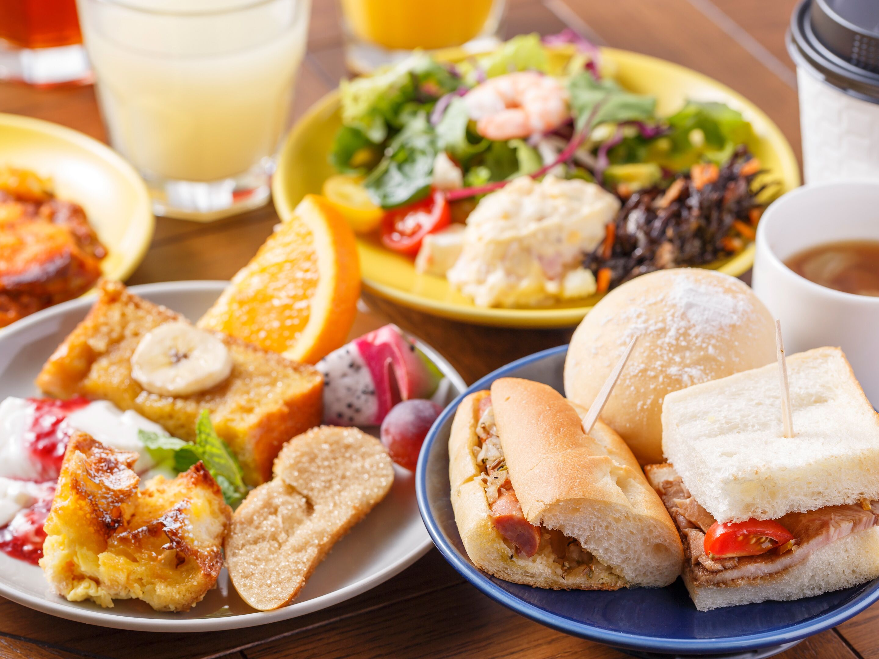 Un pasto con panini, un'insalata e una bevanda.