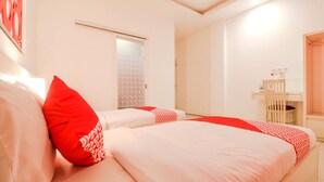 Deluxe Twin Room | Desk, WiFi (free), bed sheets - OYO 1489 Simona Hotel (Kerobokan)