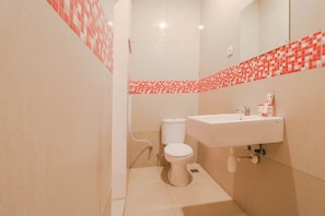 Bathroom - OYO 1489 Simona Hotel (Kerobokan)