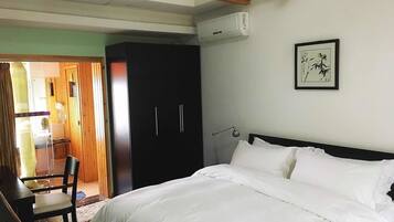 Design Suite with View | Desk, blackout curtains, free WiFi