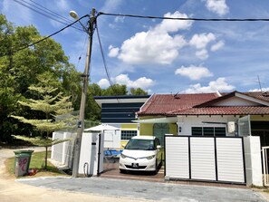 Front of property - H & H Guesthouse 1 (Malacca City)