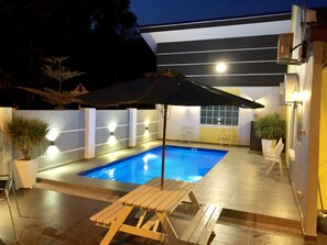 Una piscina al aire libre